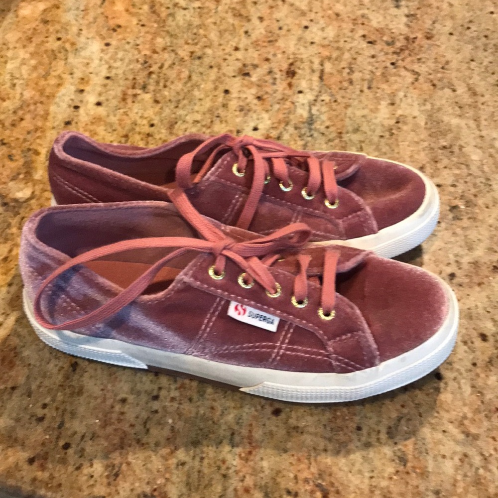 Brand new superga girl velvet pink! Size 33/usa2